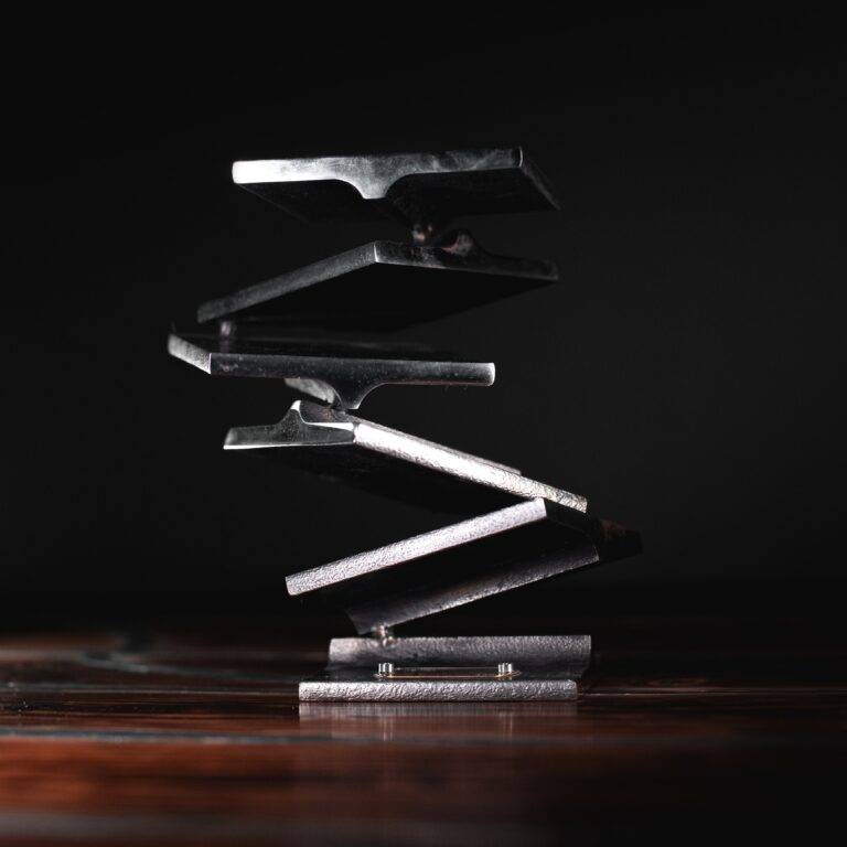 Sculpture et objet design en acier, fonte, cuir, par l’artiste Tugdual Nomah